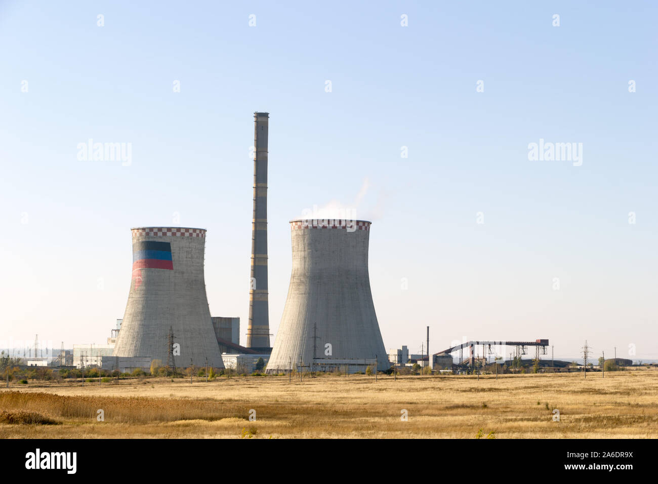 Zugres, région de Donetsk, Ukraine - le 10 octobre 2019 année. Une centrale thermique. Deux grandes tours de refroidissement avec l'image du drapeau de la Banque D'Images