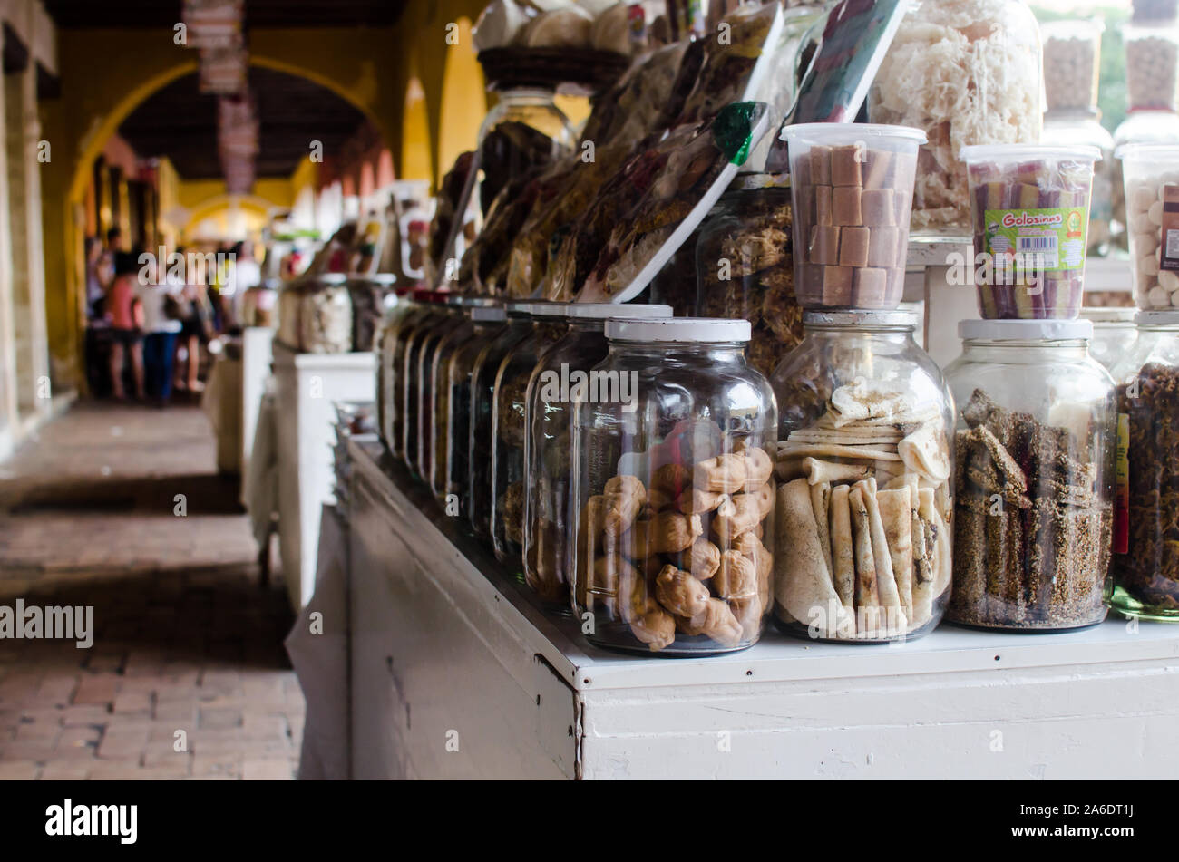 Les bonbons traditionnels faits maison stockées dans de grands pots de verre sont mis en vente, dans le célèbre portail de los Dulces à Carthagène. Banque D'Images