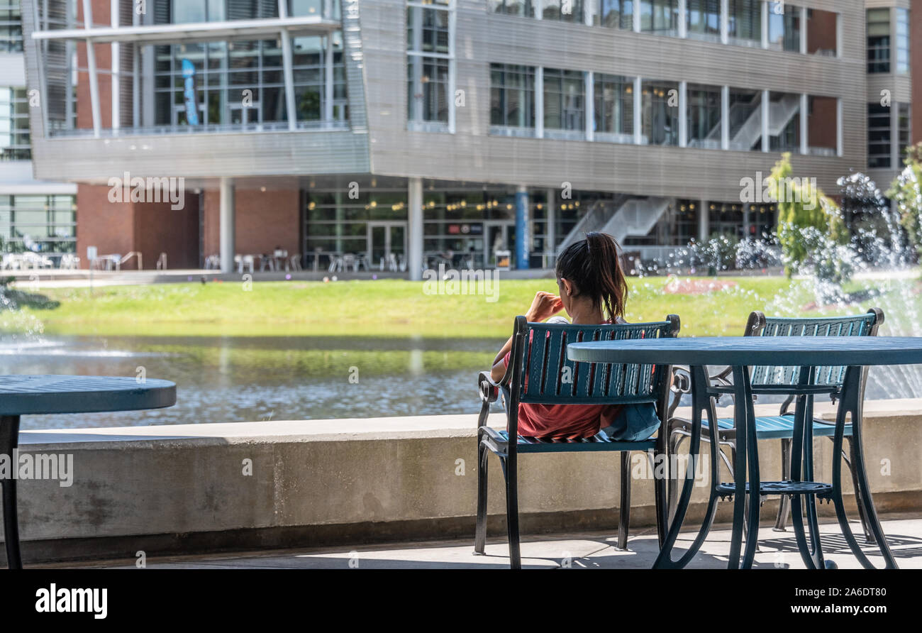 College student sur le magnifique campus de l'Université de Floride Nord à Jacksonville, en Floride. (USA) Banque D'Images