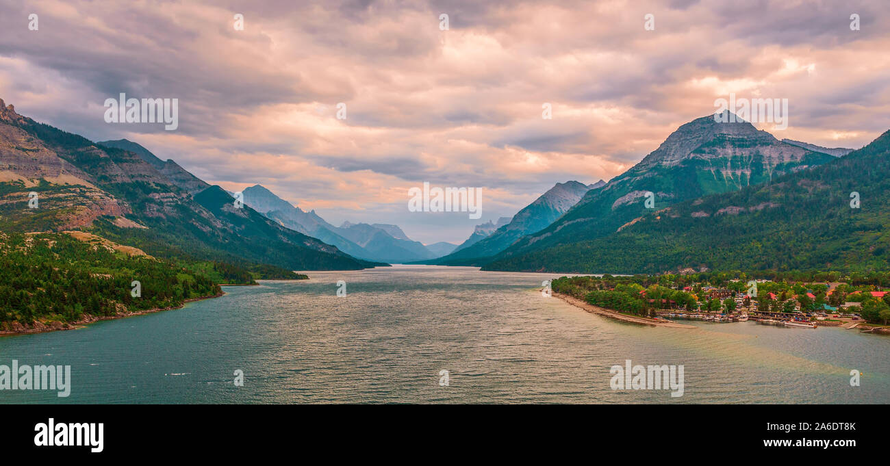 Vue sur le lac Waterton Supérieur de l'hôtel au parc national des Lacs-Waterton. L'Alberta. Canada Banque D'Images
