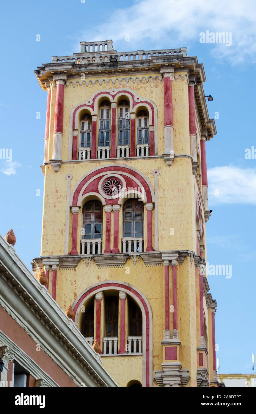 Le bâtiment de l'Universidad de Cartagena à Cartagena, en Colombie, présente un mélange de styles colonial et néoclassique. Banque D'Images