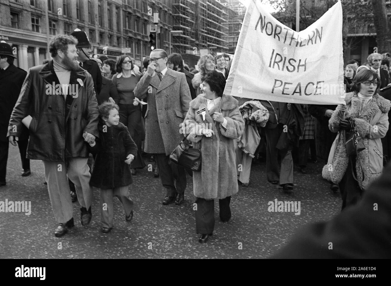 Les gens de la paix marche contre la violence en Irlande du Nord, 1976. Mouvement pour la paix. Les gens de la paix. Marche pour la paix, de Hyde Park à Trafalgar Square rally. Londres 1976. 1970 UK HOMER SYKES Banque D'Images