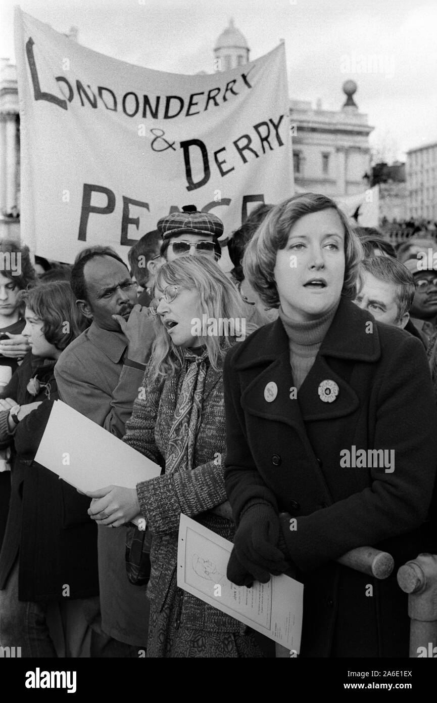 Les gens de la paix marche contre la violence en Irlande du Nord, 1976. Mouvement pour la paix. Les gens de la paix. Marche pour la paix, Trafalgar Square rally. Londres 1976. 1970 UK HOMER SYKES Banque D'Images