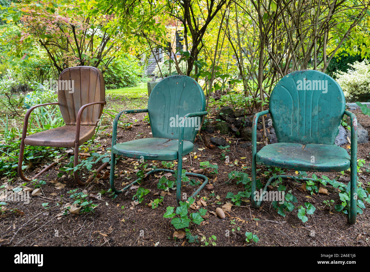 Trois chaises en métal dans le jardin Banque D'Images