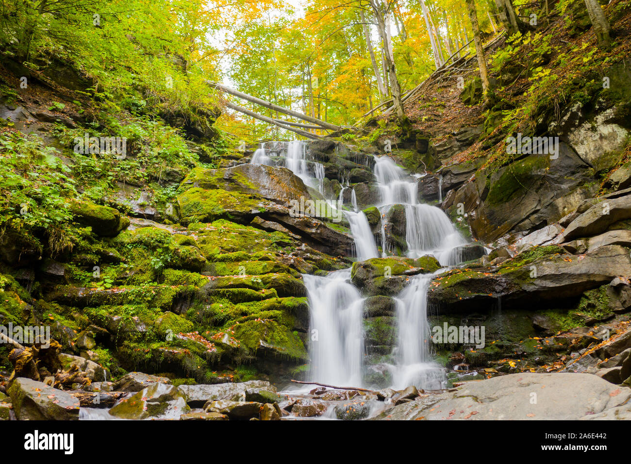 Vue magnifique sur la montagne cascade cascade Falls. Vue aérienne. Cascade Shipot Banque D'Images