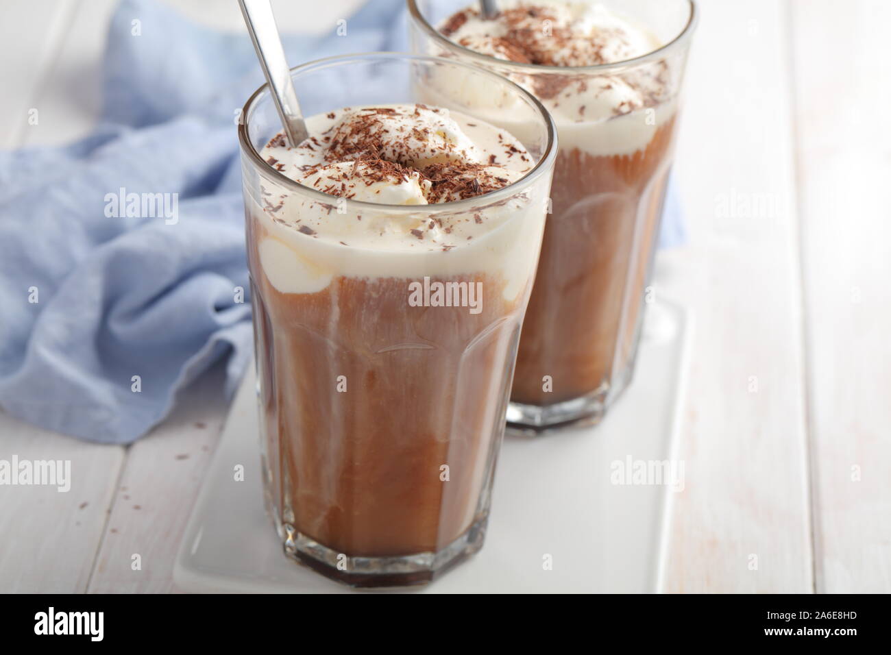 Café glacé avec de la crème glacée à la vanille et chocolat râpé Banque D'Images