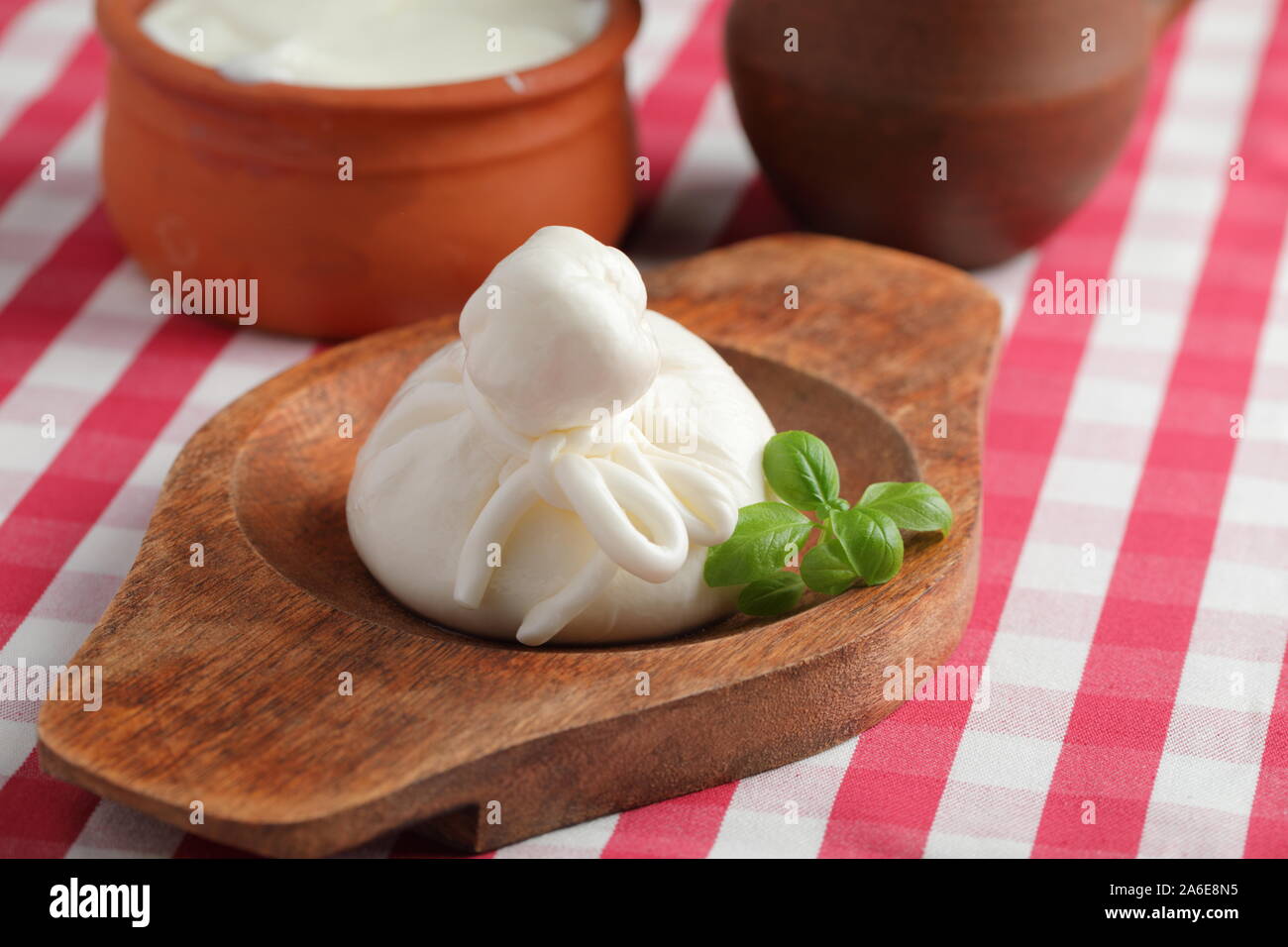 Burrata fromage et feuille de basilic closeup Banque D'Images