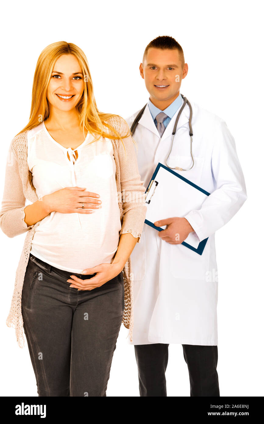 Femme enceinte et médecin debout sur fond blanc. Soins médicaux pour la mère. Banque D'Images
