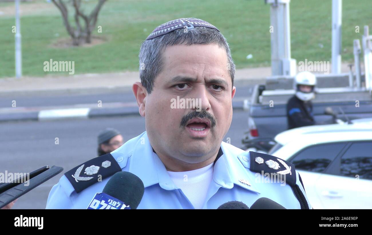 Roni Alsheikh (ou Roni Alsheich), chef de la Police israélienne parle à la presse au cours d'incendies à Haïfa, Israël Banque D'Images