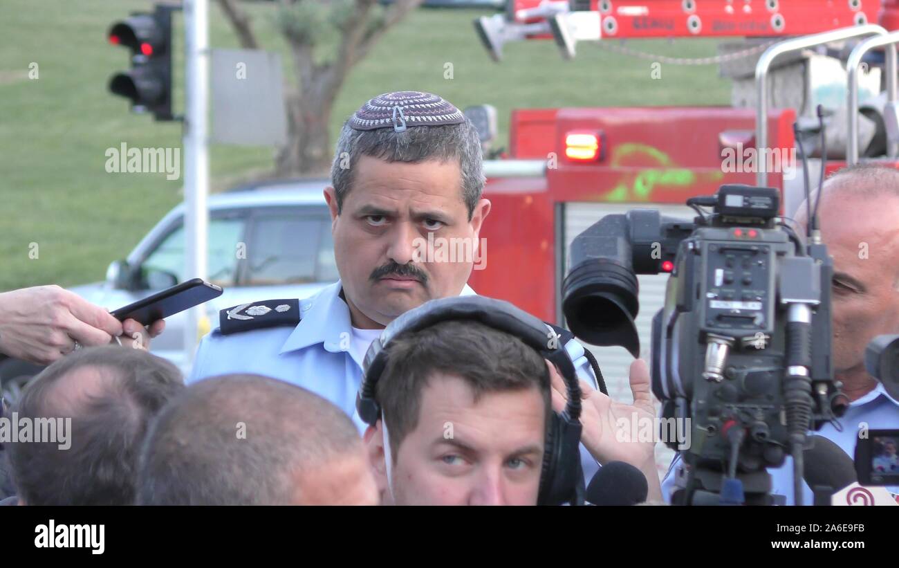 Roni Alsheikh (ou Roni Alsheich), chef de la Police israélienne parle à la presse au cours d'incendies à Haïfa, Israël Banque D'Images