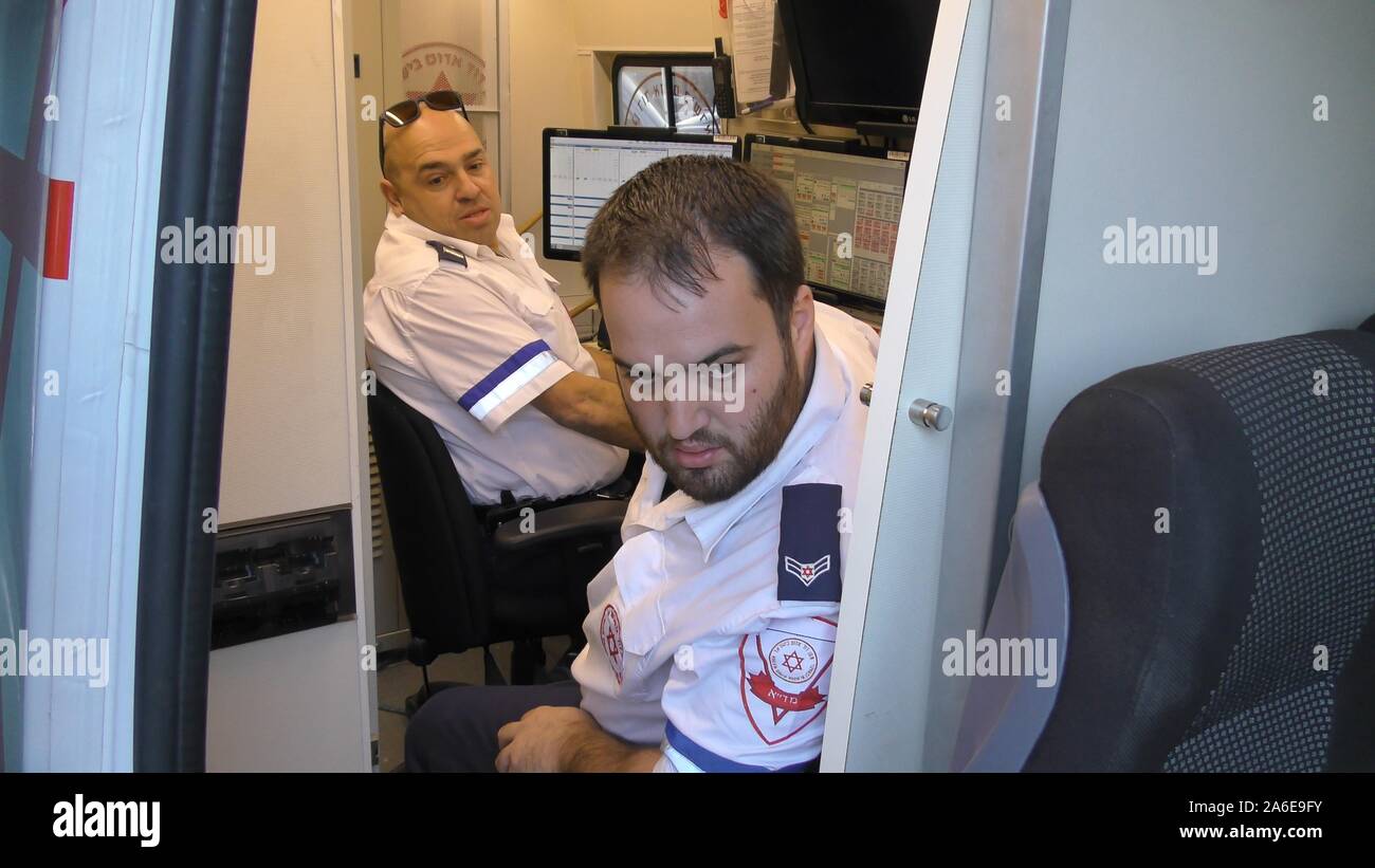 Les paramédics de travailler en ambulance stratégique durant un incendie à Haïfa, Israël. Banque D'Images
