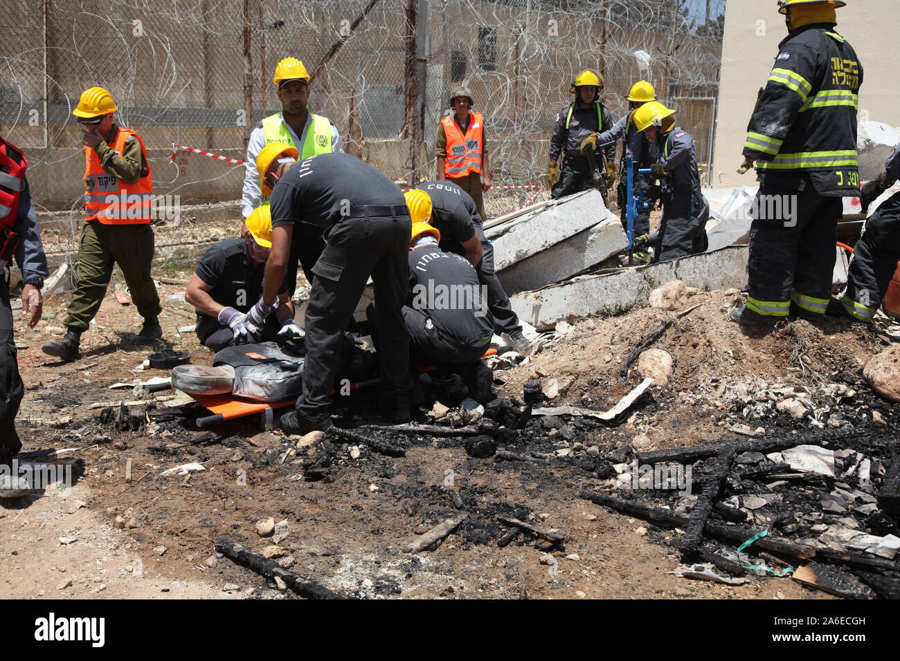 Les gardiens de prison de sauvetage de victimes d'attaque à la roquette dans la prison de Carmel, Israël, pendant la simulation drill Point tournant 15. Les forces d'urgence et de premiers soins sauvetage pratique Banque D'Images