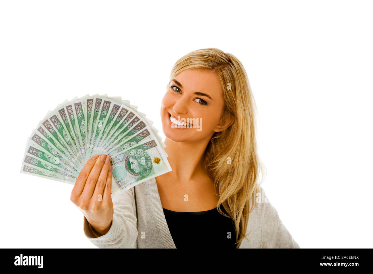 Smiling woman holding ventilateur avec devise polonaise, zlote, sur fond blanc. Banque D'Images