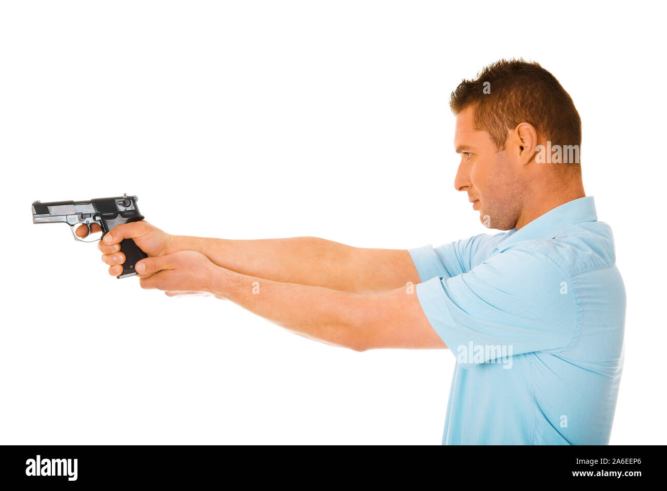 Vue latérale sur l'homme holding gun et visant, isolé sur fond blanc. Banque D'Images