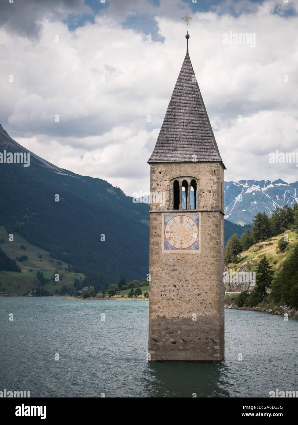 Vue rapprochée de la célèbre tour de l'église dans le lac de Resia/Reschen dans Graun/Curon Venosta,/Venosta, Italie Banque D'Images