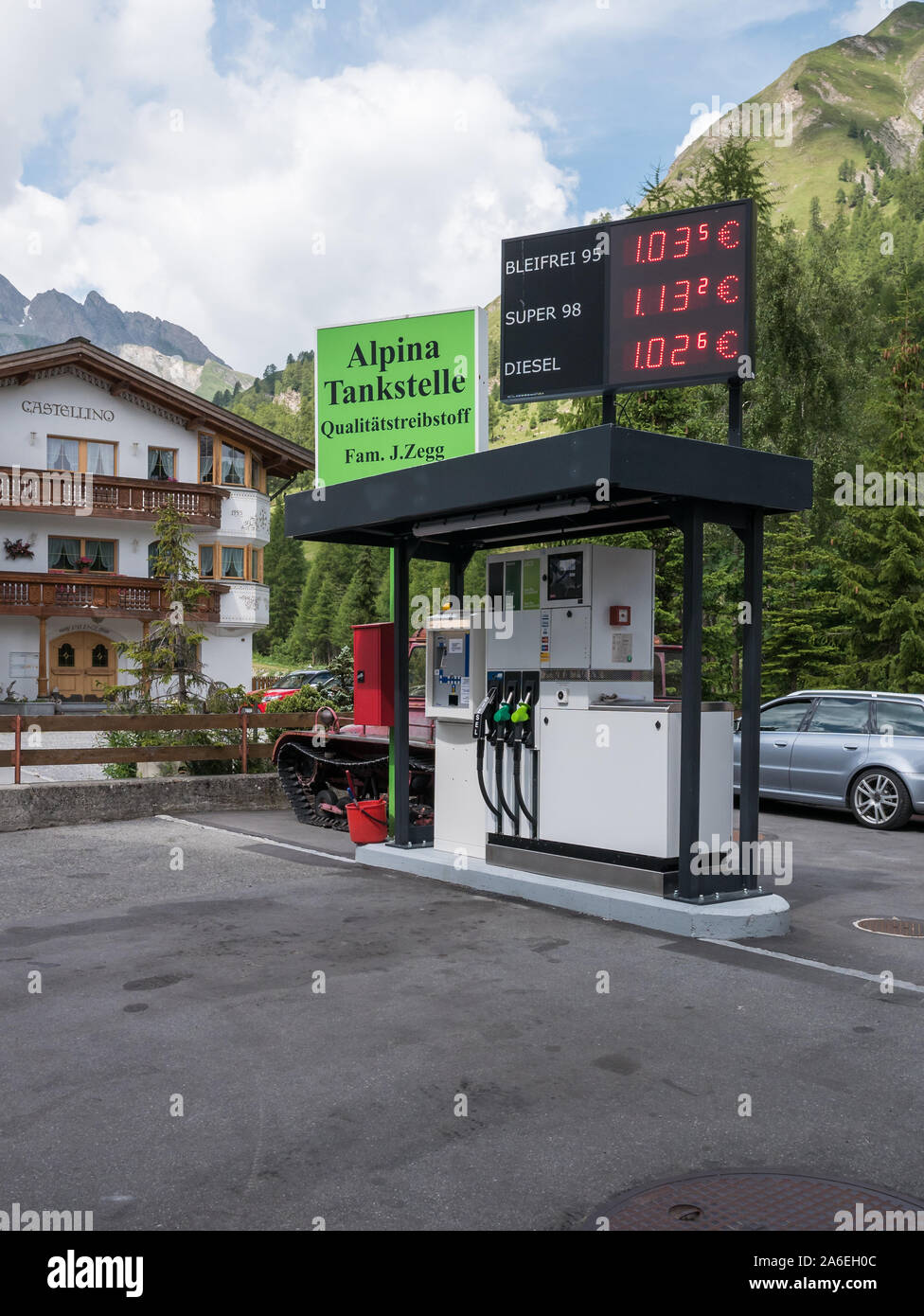 Petite station-service dans le centre de Samnaun, offrant peu de l'essence, les prix sont affichés en euros, Samnaun, Suisse Banque D'Images