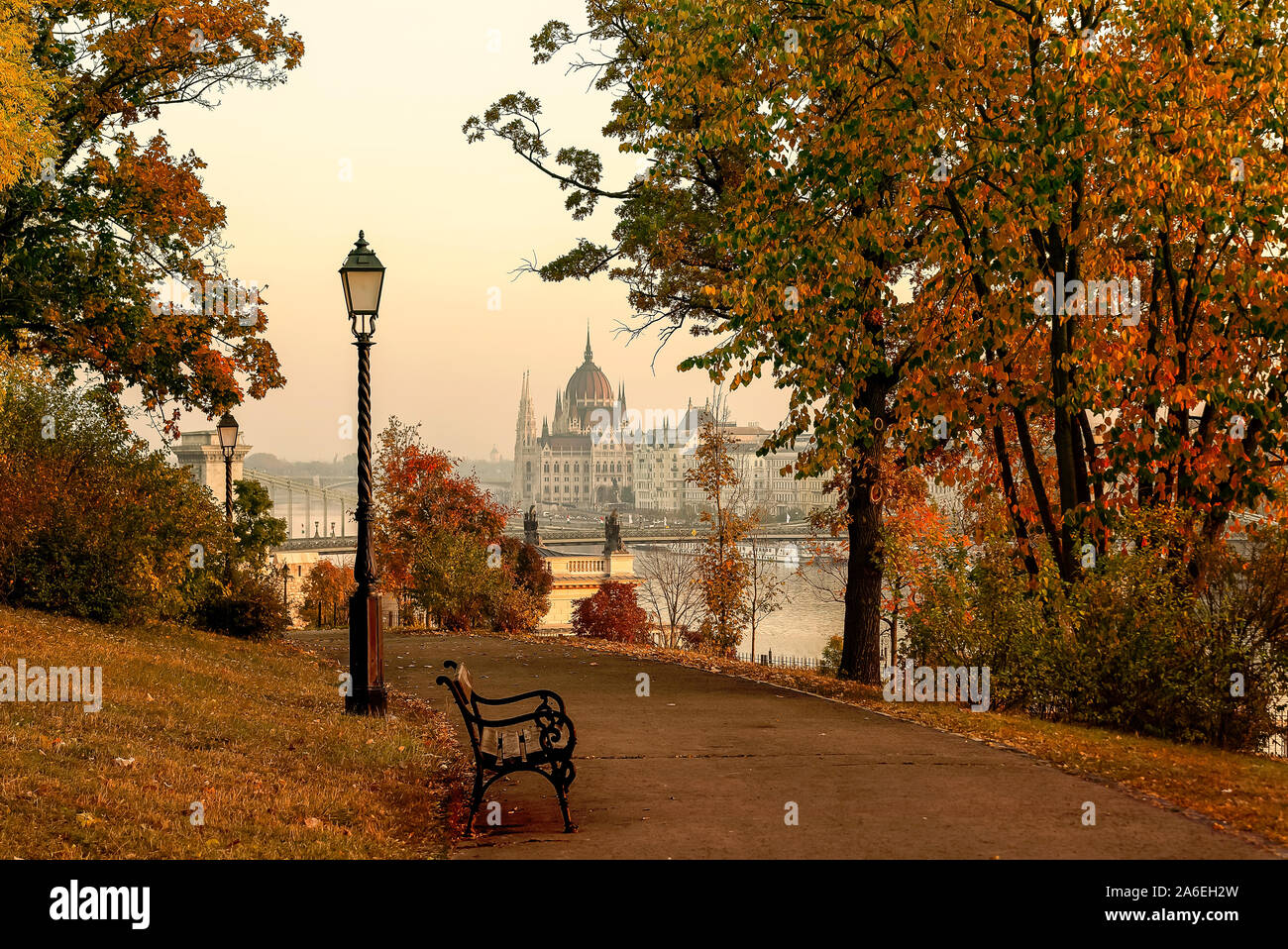 Budapest matin paysage urbain avec le parlement hongrois. Humeur d'automne fantastique. Image colorée. Banque D'Images
