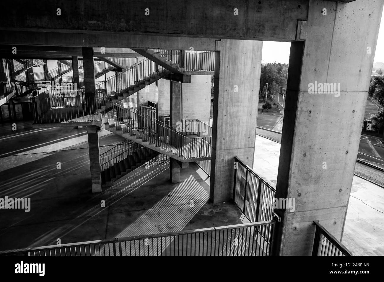 Image en noir et blanc avec l'architecture et divers modèles d'escaliers et de l'intérieur d'un stade de soccer Banque D'Images