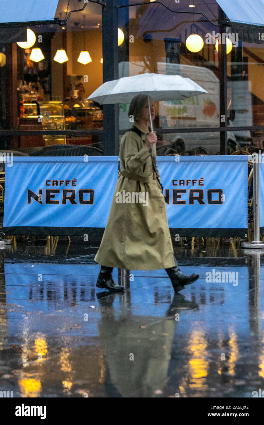 Southport, Merseyside. Météo britannique. 26Th Oct, 2019. La pluie du mois d'automne en seulement 30 heures, au Met Office met en garde contre de fortes averses à Merseyside. Selon le Met Office, la région va être malmenée par des averses constante de 10h ce matin jusqu'à 4h le lendemain. Un certain nombre d'avertissements météorologiques jaune ont également été émis à travers le pays pour la pluie, avec des inondations dans certaines régions une forte possibilité. Credit : MediaWorldImages/Alamy Live News Banque D'Images