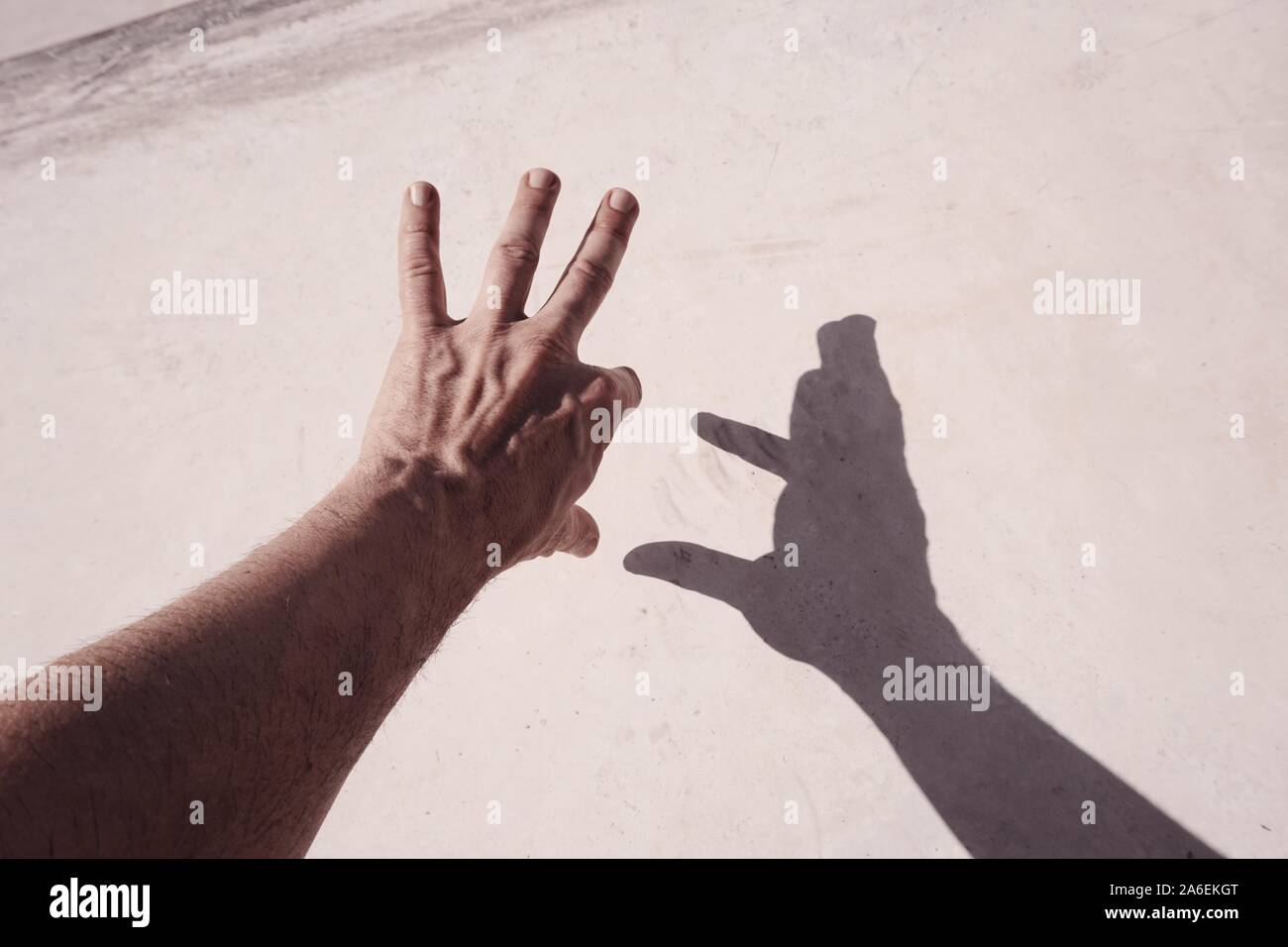 L'homme silhouette d'ombres sur le mur Banque D'Images