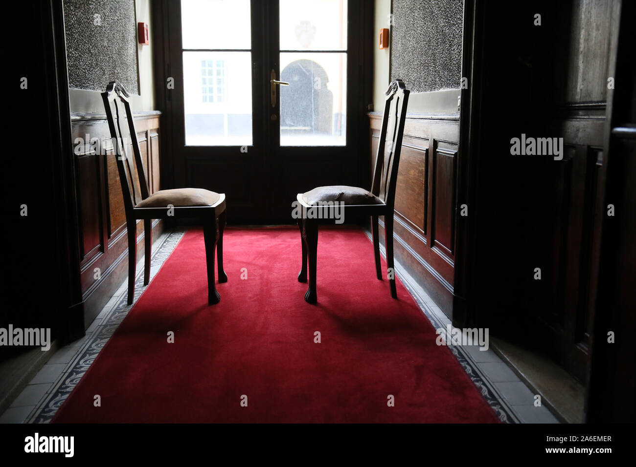 Ancien très beau et élégant fauteuil debout dans la fenêtre. Banque D'Images