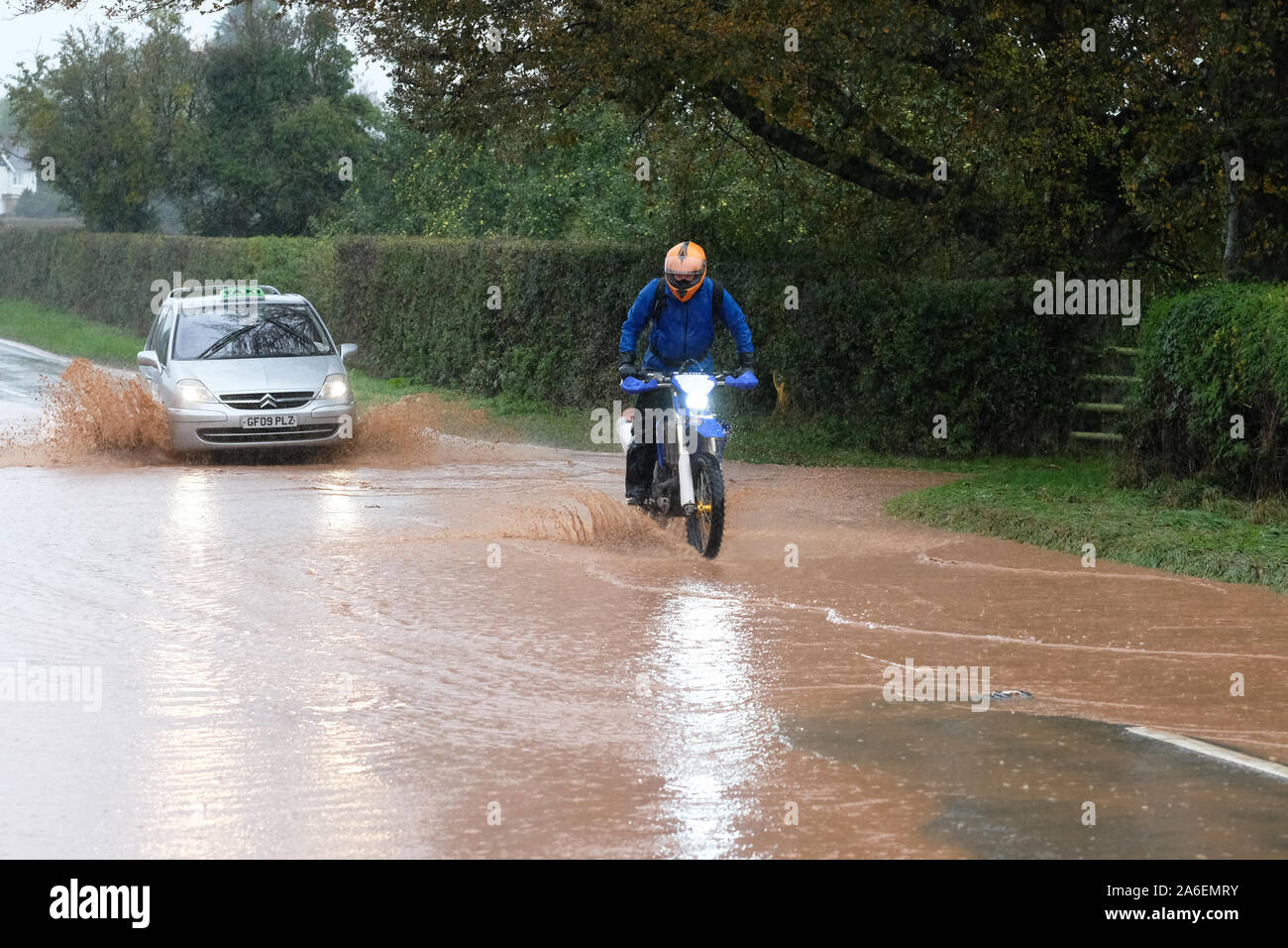 Clehonger, Herefordshire, UK - Samedi 26 Octobre 2019 - voitures de route à travers les inondations le long de la B4349 dans la région de la vallée d'or du comté après presque 24 heures de pluies persistantes sur Herefordshire, Pays de Galles et des Midlands avec beaucoup d'alertes d'inondations locales. Crédit : Steven Mai/Alamy Live News Banque D'Images
