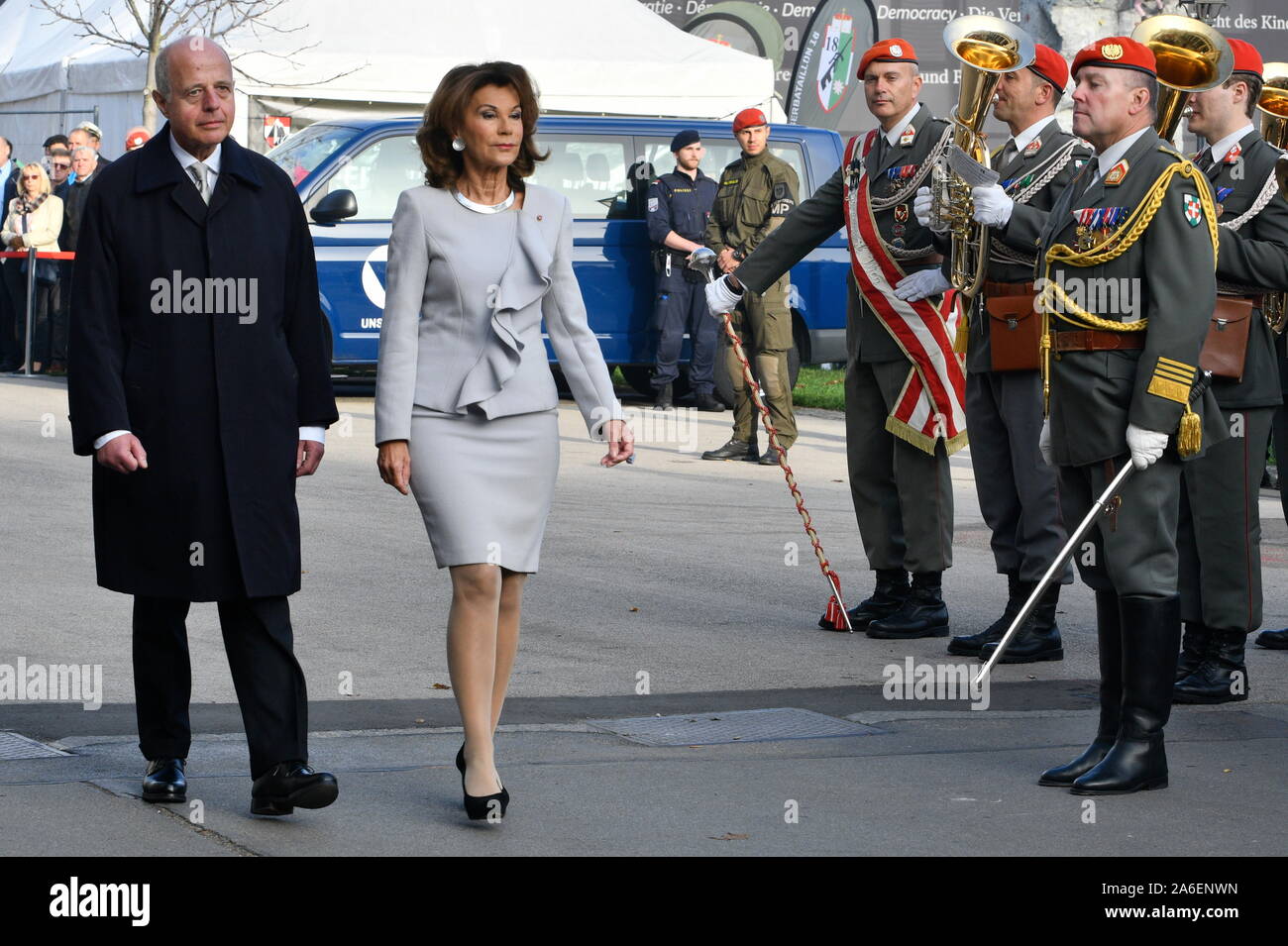 Vienne, Autriche. 26 octobre, 2019. Journée nationale autrichienne sur la Heldenplatz (place des héros) avec (L) Clemens Jabloner Vice-chancelier et Chancelier Fédéral (R) de 10,5 tonnes chez Woodhey Engineering Voir Brigitte le 26 octobre 2019 à Vienne. Credit : Franz Perc / Alamy Live News Banque D'Images