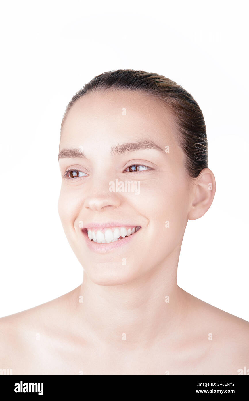 Femme en bonne santé des dents et sourire. Plus isolé sur fond blanc. Clinique dentaire. Banque D'Images