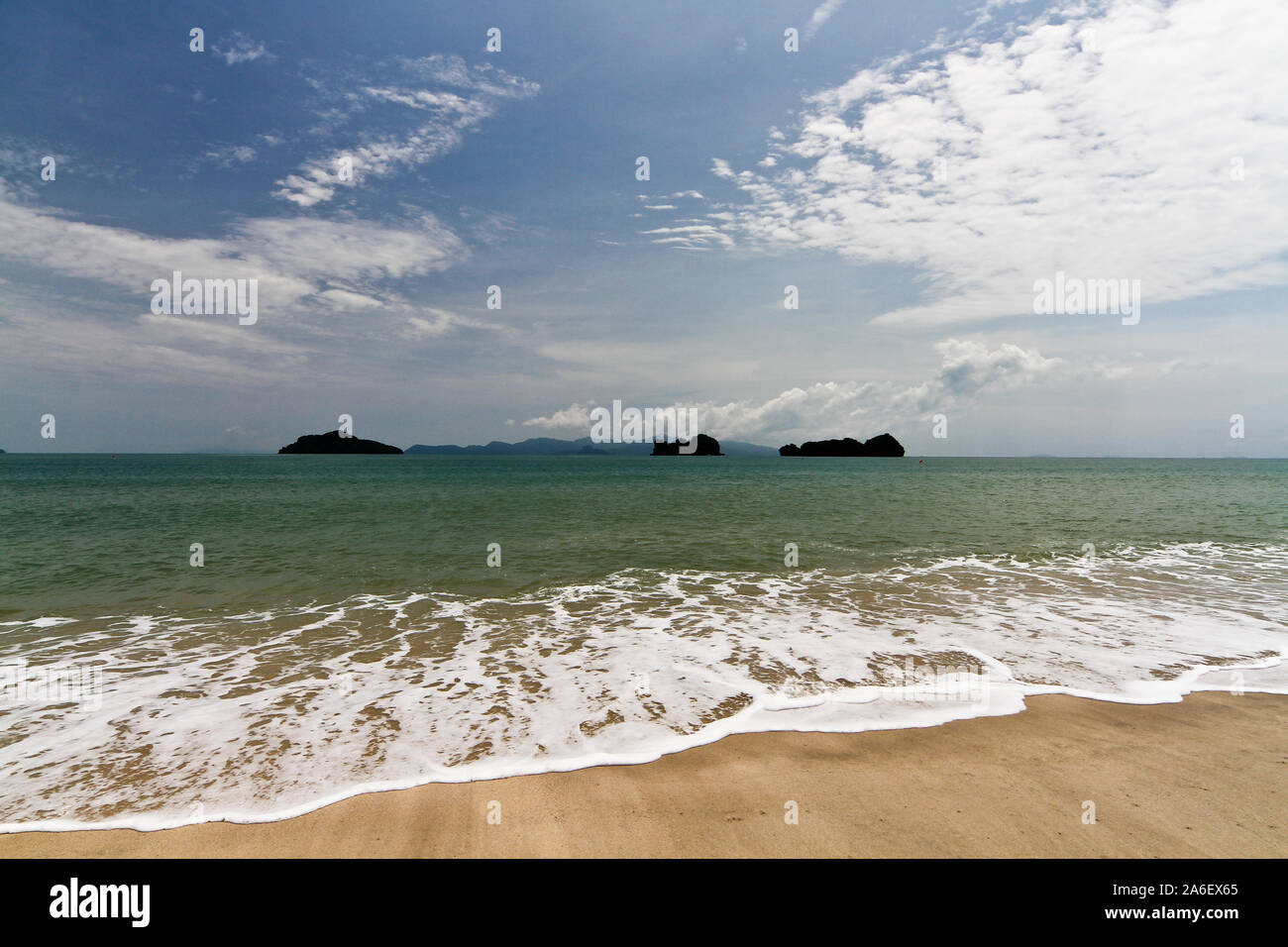 Vague, mer et plage de sable face à la mer Andaman Langkawi en Malaisie Banque D'Images