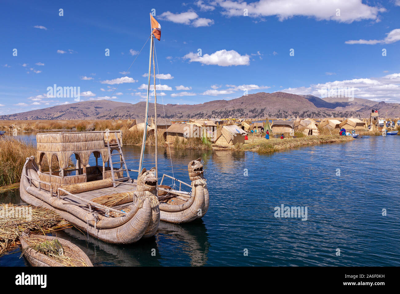 Un bateau fait de reed sur l'une des îles Uros du Lac Titicaca, au Pérou. Banque D'Images