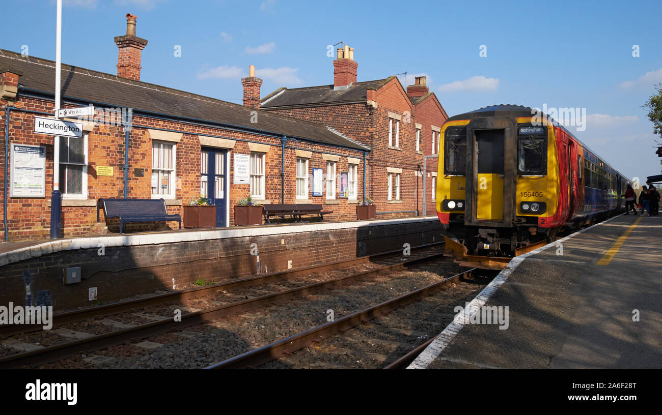 Un train en attente à la gare de Heckington, Lincolnshire, Royaume-Uni. Banque D'Images