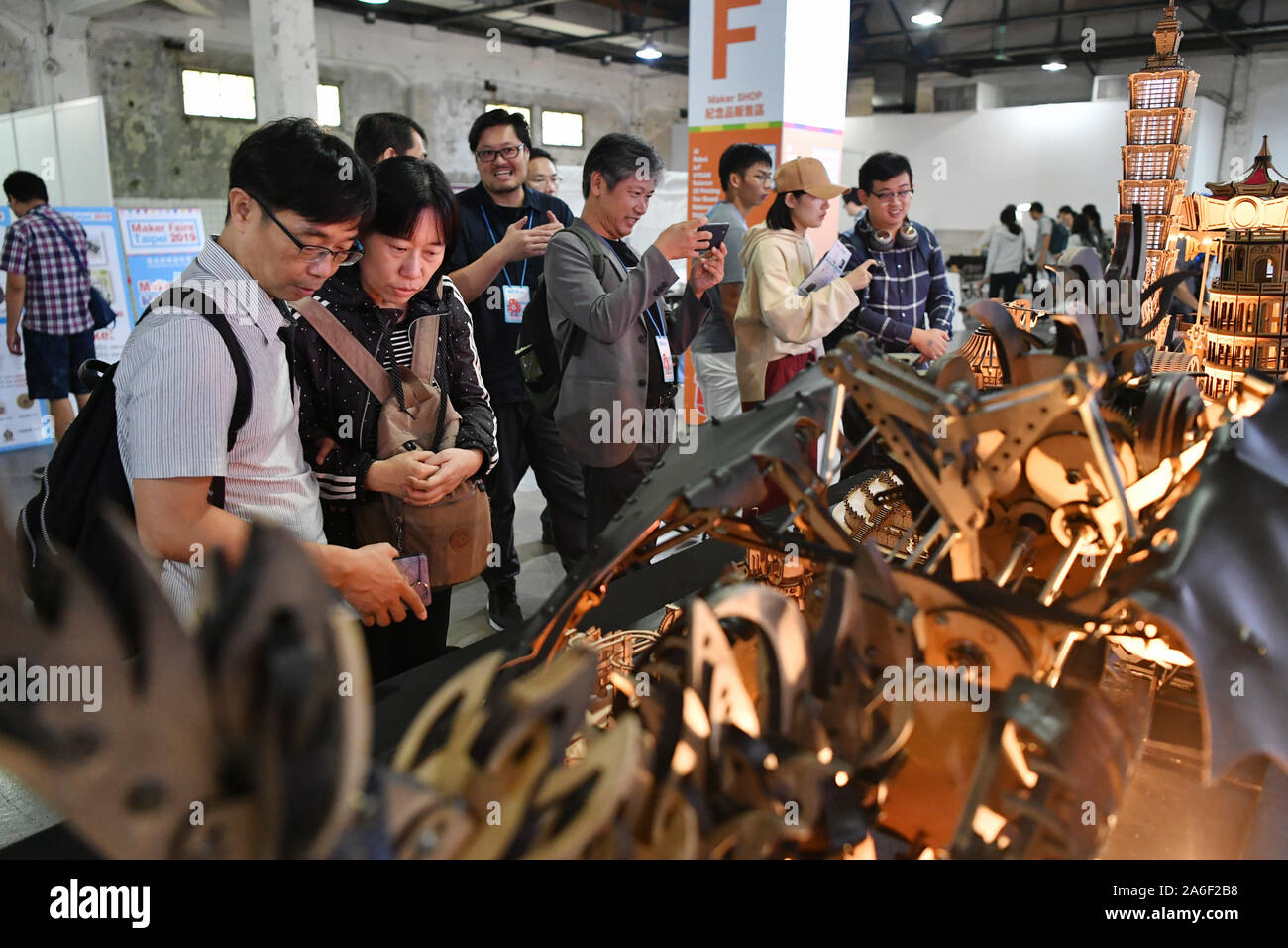 Taipei, Taiwan. 26Th Oct, 2019. Regardez les visiteurs des expositions au Taipei 2019 Maker Faire, un festival d'invention et de créativité, à Taipei, Taiwan de la Chine du sud-est, le 26 octobre 2019. Crédit : Chen Bin/Xinhua/Alamy Live News Banque D'Images