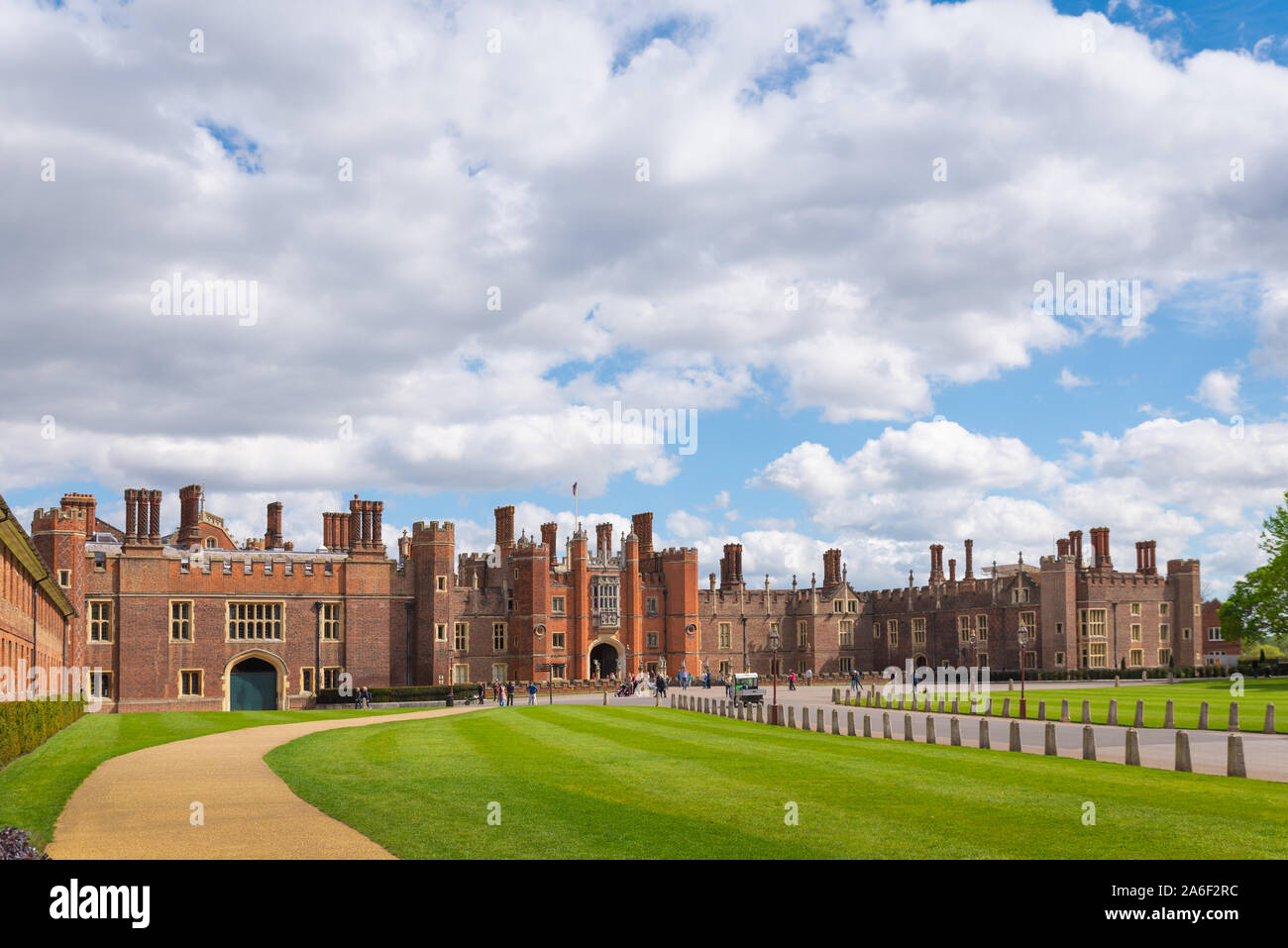 Entrée principale de Hampton Court Palace sur un jour nuageux et ensoleillé Banque D'Images