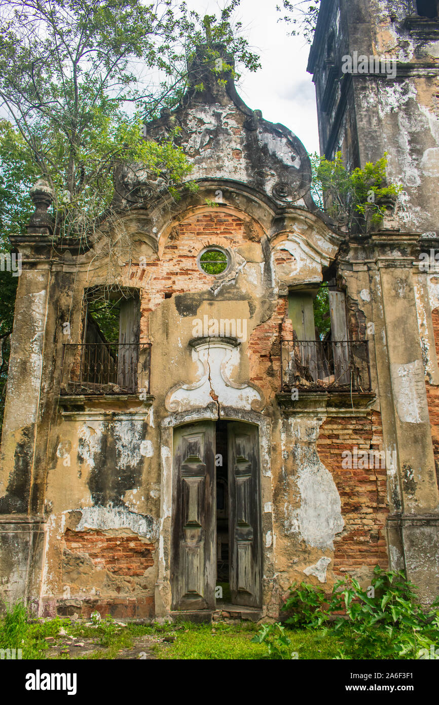 Ruines de l'église de Engenho Amparo (une ferme de canne à sucre datant du 17ème siècle) dans l'Ile de Itamaraca - Pernambuco, Brésil Banque D'Images