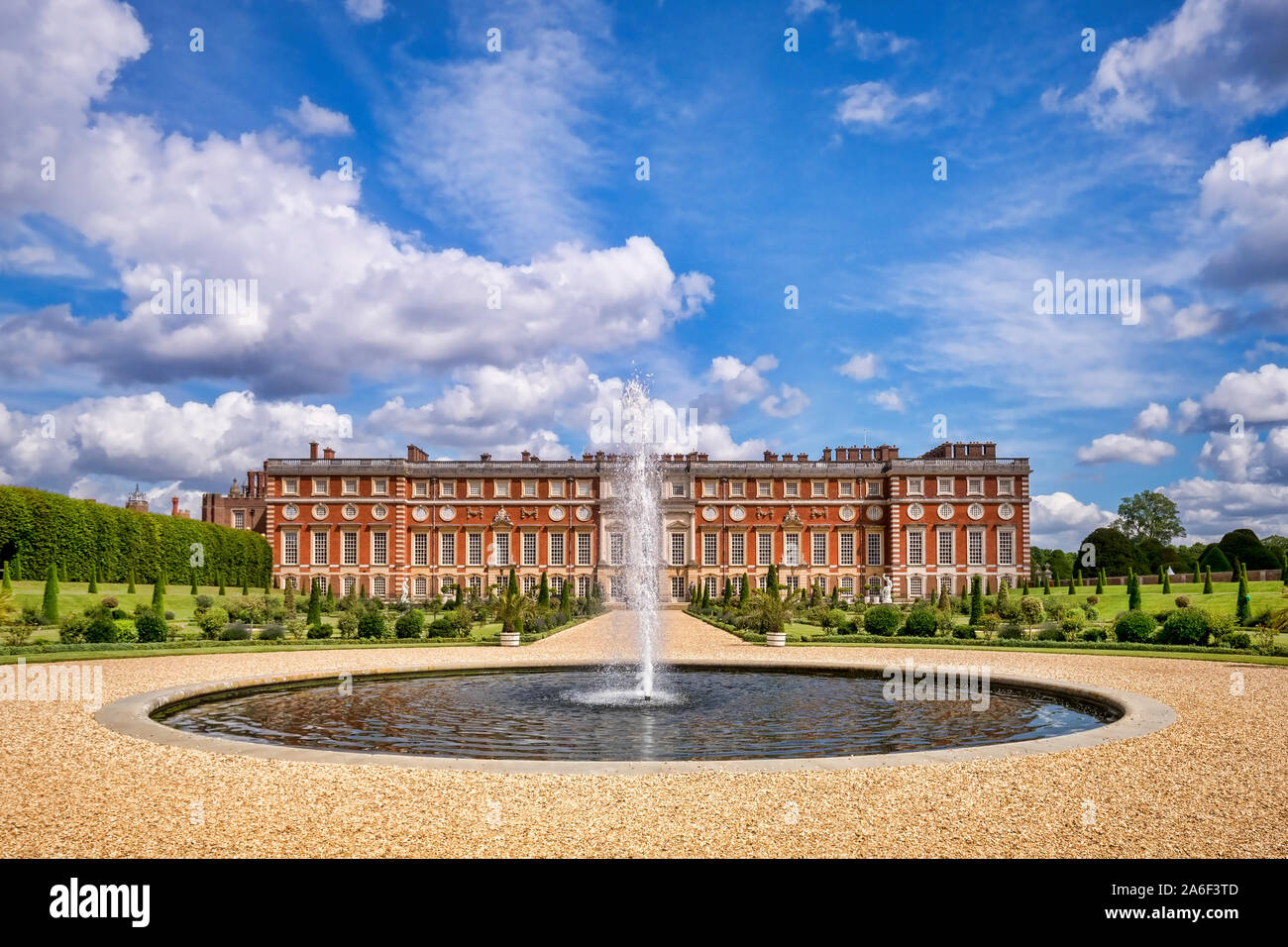 9 juin 2019 : Richmond upon Thames, London, UK - la façade sud et jardin privé de Hampton Court Palace, l'ancienne résidence royale dans l'ouest de Londres. Banque D'Images