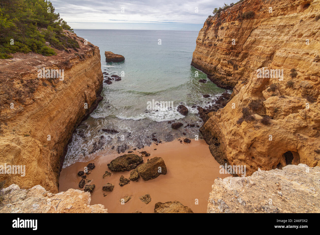 Vue sur les falaises rocheuses le long de la côte de l'Algarve portugal Banque D'Images