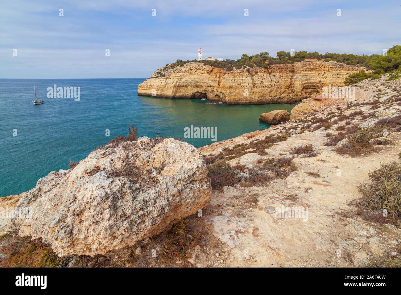 Au-dessus du phare Alfanzina falaises rocheuses et grottes sur la côte de l'Algarve portugal Banque D'Images