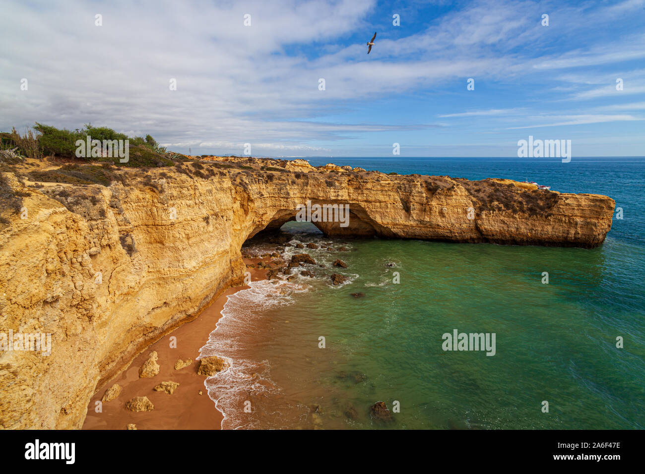 Vue sur les falaises rocheuses le long de la côte de l'Algarve portugal Banque D'Images