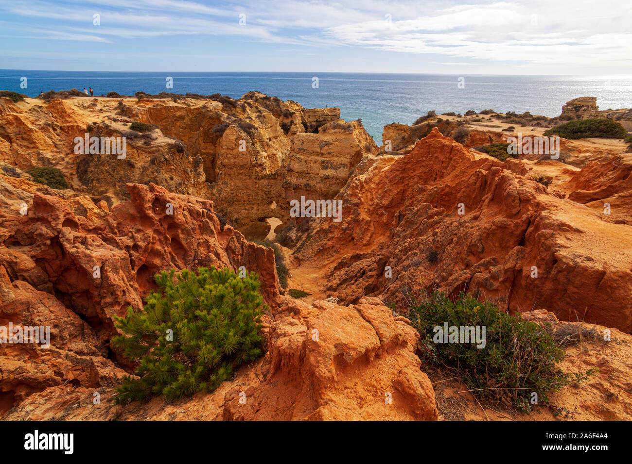 Des falaises de grès rouge rocheuses sur la côte de l'algarve portugais portugal Banque D'Images