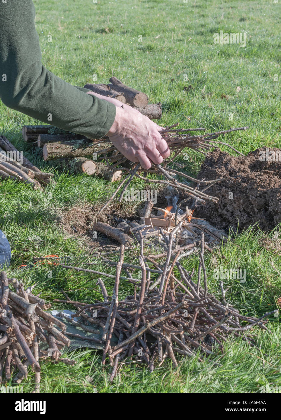 Séquence de construction et d'éclairage du feu de survie ou feu de camp. Feu d'urgence, la préparation, les techniques de survie. Voir d'autres notes explicatives. Banque D'Images
