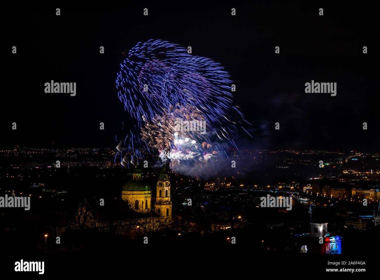 D'artifice du Nouvel An à Prague en République tchèque a commémoré l'anniversaire qui nous attendent dans les célébrations de la nouvelle année, à savoir la mise en place. Banque D'Images