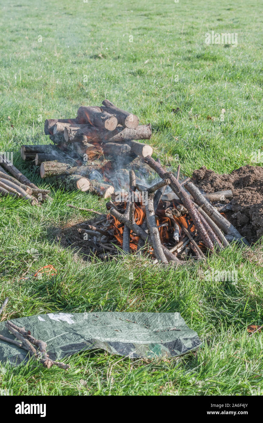 Séquence de construction et d'éclairage du feu de survie ou feu de camp. Feu d'urgence, la préparation, les techniques de survie. Voir d'autres notes explicatives. Banque D'Images