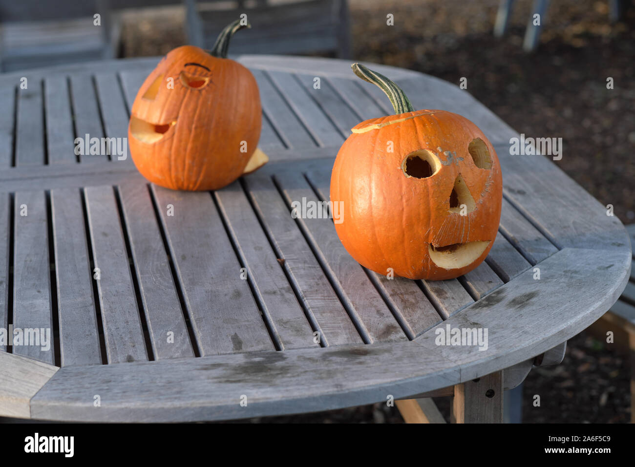 Les citrouilles sculptées, souriant, sur une table à l'extérieur face à face et voir le profil Banque D'Images