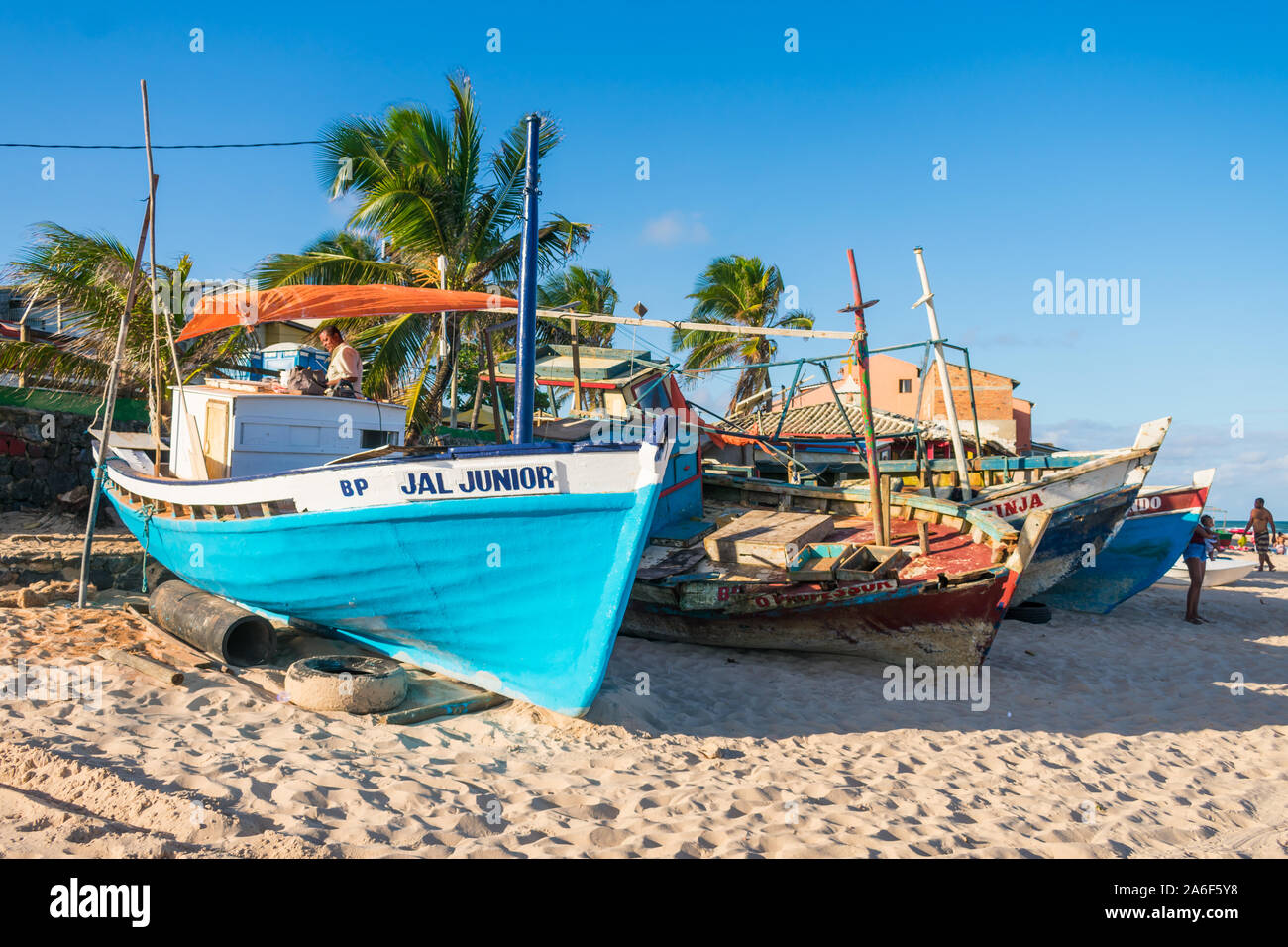 Bateaux sur le rivage à la plage à Arembepe - Bahia, Brésil Banque D'Images