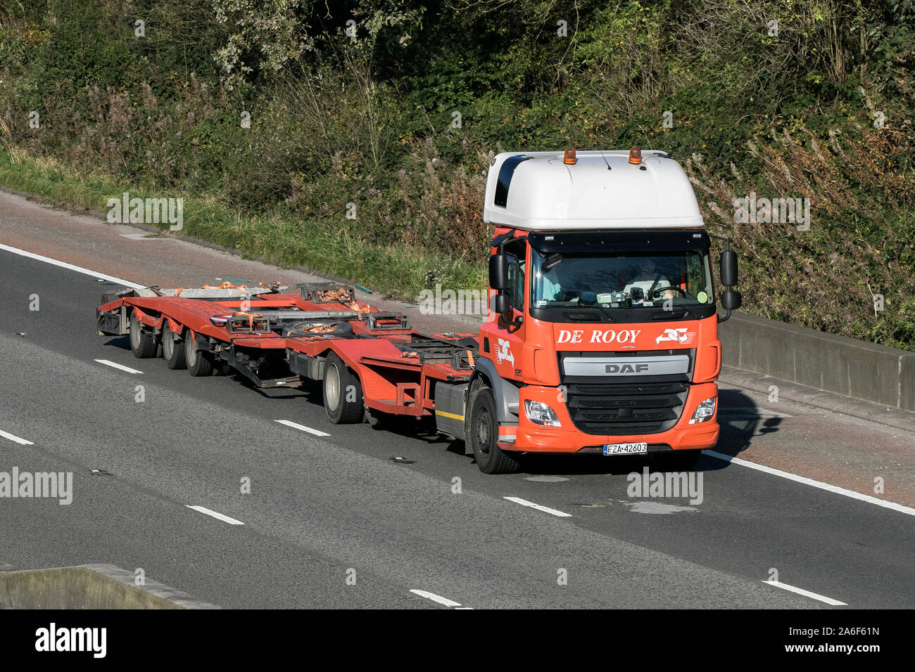 Une usine De Rooy transport lourd rideau articulé recto verso semi truck DAF voyageant sur l'autoroute M6 près de Preston dans le Lancashire, Royaume-Uni Banque D'Images Une usine De Rooy transport lourd rideau articulé recto verso semi truck DAF voyageant sur l'autoroute M6 près de Preston dans le Lancashire, Royaume-Uni Banque D'Images