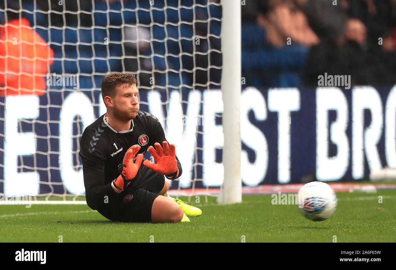 Charlton Athletic gardien Dillon Phillips se réchauffe avant le match de championnat Sky Bet à The Hawthorns, West Bromwich. Banque D'Images