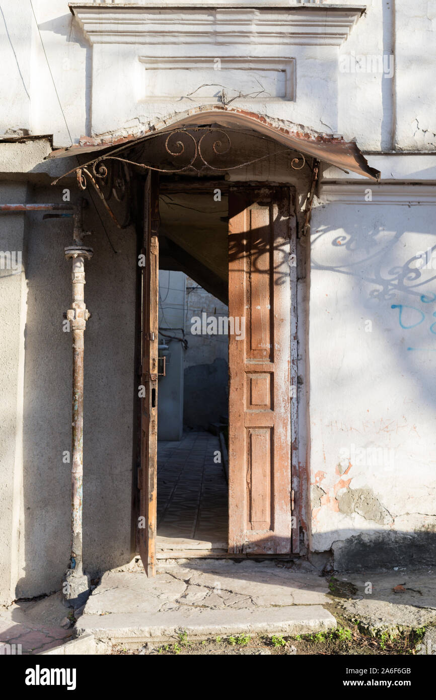 Gate dans la cour. L'une des portes situées dans les rues de Chisinau qui ouvre une entrée dans les triages. Banque D'Images