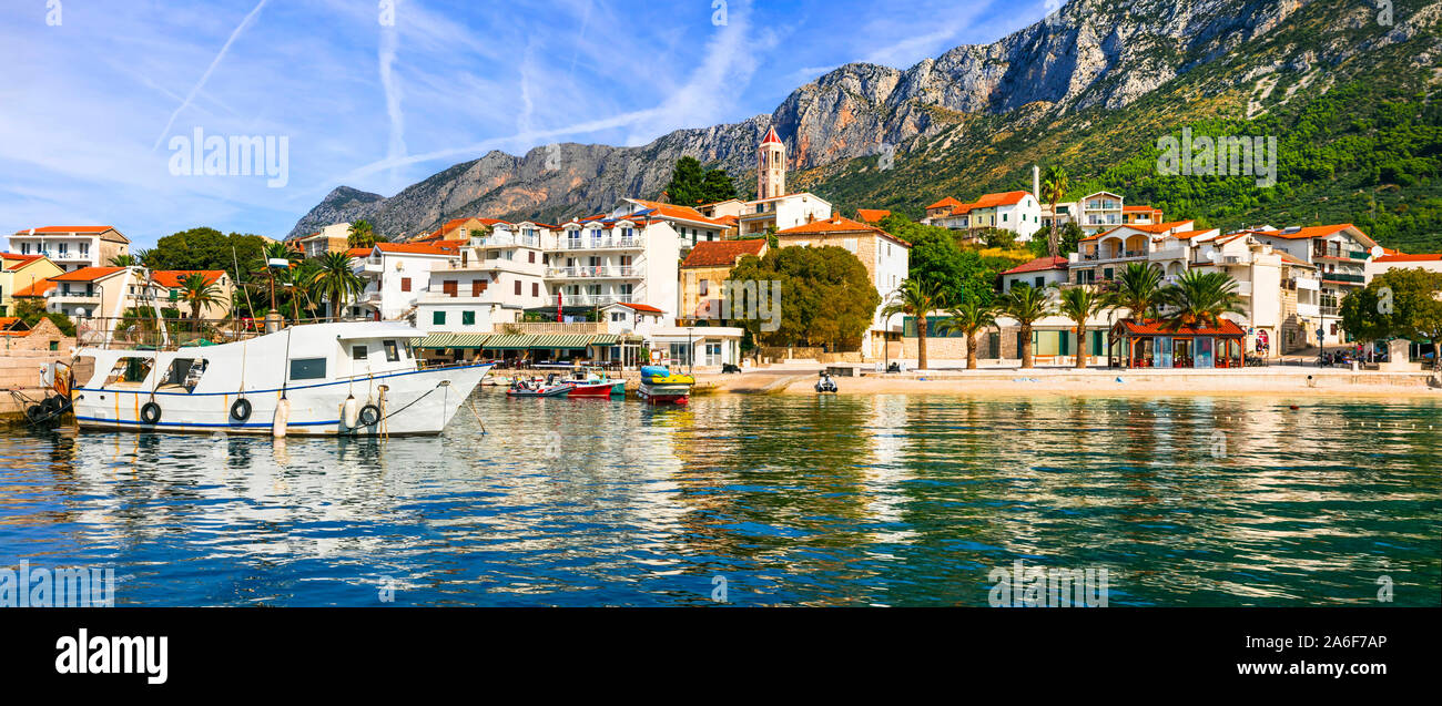 Belle Dalmatie - village traditionnel Gradac, destination touristique populaire pour les vacances d'été. La Croatie Banque D'Images
