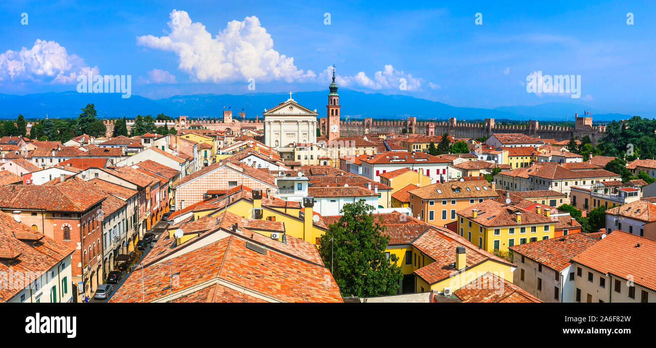 Ville médiévale fortifiée Citadelle dans le nord de l'Italie Banque D'Images