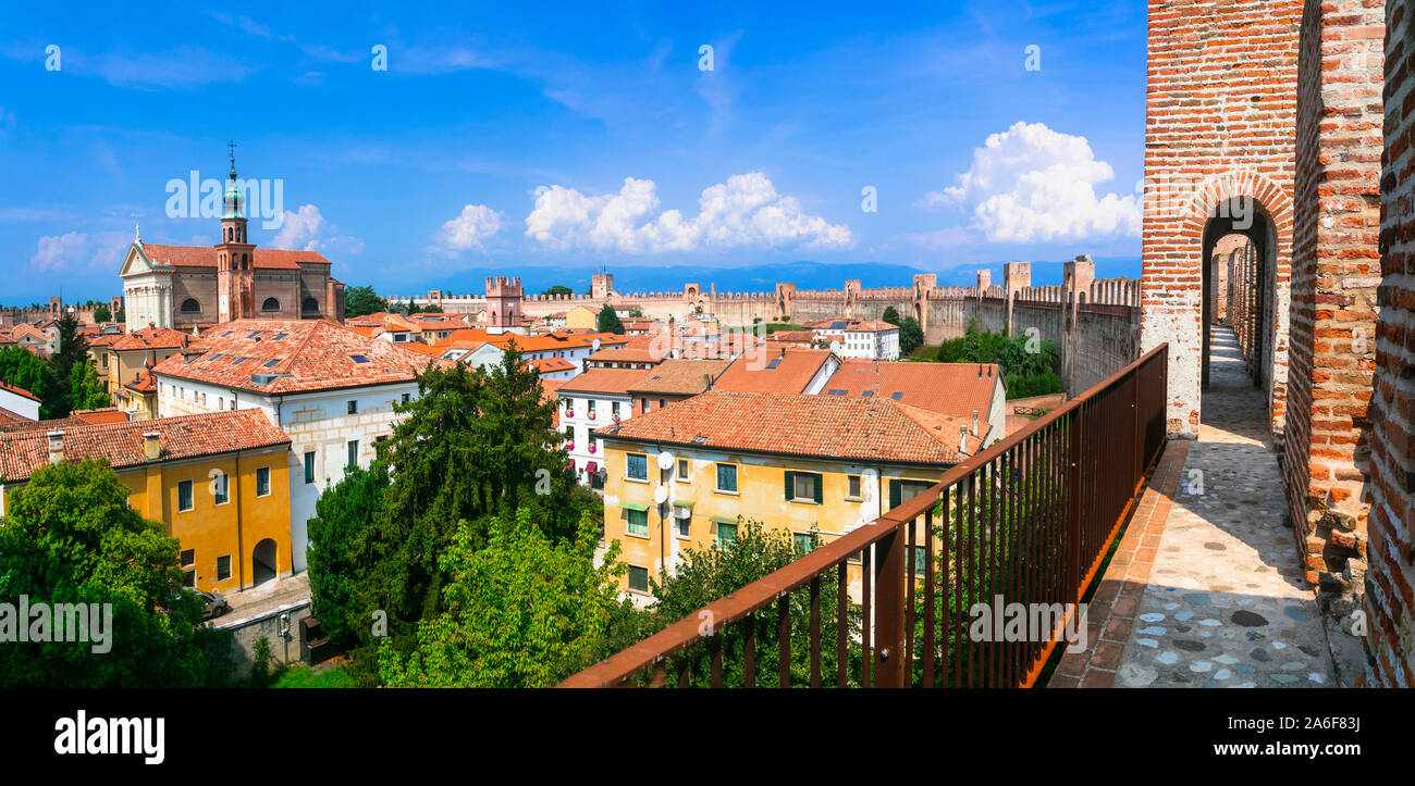 Ville médiévale fortifiée Citadelle dans le nord de l'Italie Banque D'Images